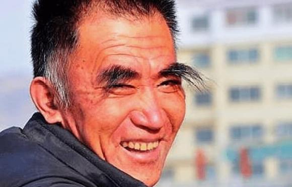 Sau 50 tuổi, lông mày nam giới mọc dài chưa hẳn là dấu hiệu trường thọ mà có thể do 4 nguyên nhân này: Số 2 cảnh báo sự lão hóa, đừng chủ quan ! - Ảnh 2. Sau 50 tuổi, lông mày nam giới mọc dài chưa hẳn là dấu hiệu trường thọ mà có thể do 4 nguyên nhân này: Số 2 cảnh báo sự lão hóa, đừng chủ quan ! - Ảnh 2.