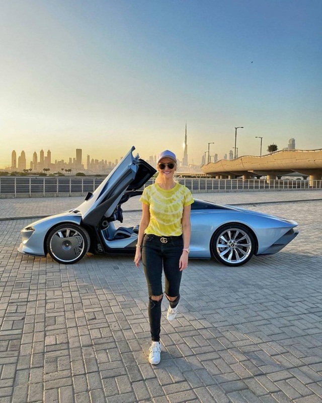 Cách kiếm và tiêu tiền của nữ triệu phú Dubai chuyên lái thử xe độc trên thế giới - Ảnh 1.