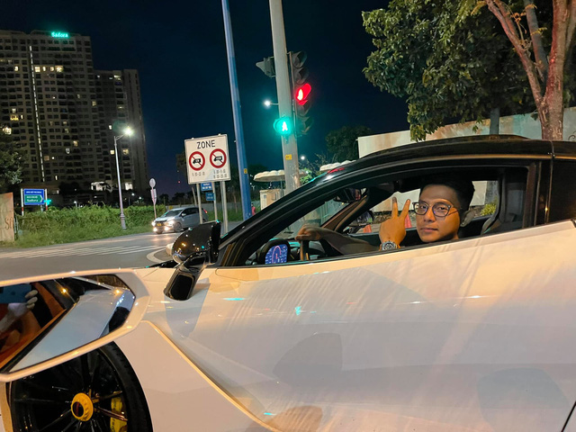  Tống Đông Khuê mang siêu xe độc nhất Việt Nam qua thăm doanh nhân Nguyễn Quốc Cường, đọ dáng cùng dàn siêu phẩm triệu đô - Ảnh 3.