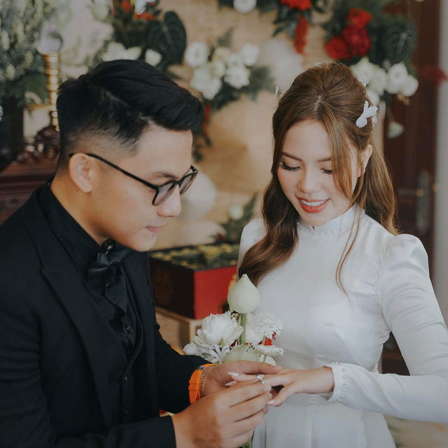 Danh tính thiếu gia 9X trong lễ đính hôn ngập siêu xe, trị giá trăm tỷ ở Bình Dương - Ảnh 1. Danh tính thiếu gia 9X trong lễ đính hôn ngập siêu xe, trị giá trăm tỷ ở Bình Dương - Ảnh 1.