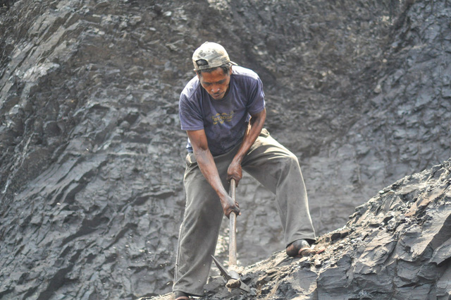  Bên trong các mỏ khai thác lậu ở Indonesia, nơi than được gọi là lộc của trời: Thợ mỏ đào 100 bao than kiếm 11 USD/ngày  - Ảnh 1.