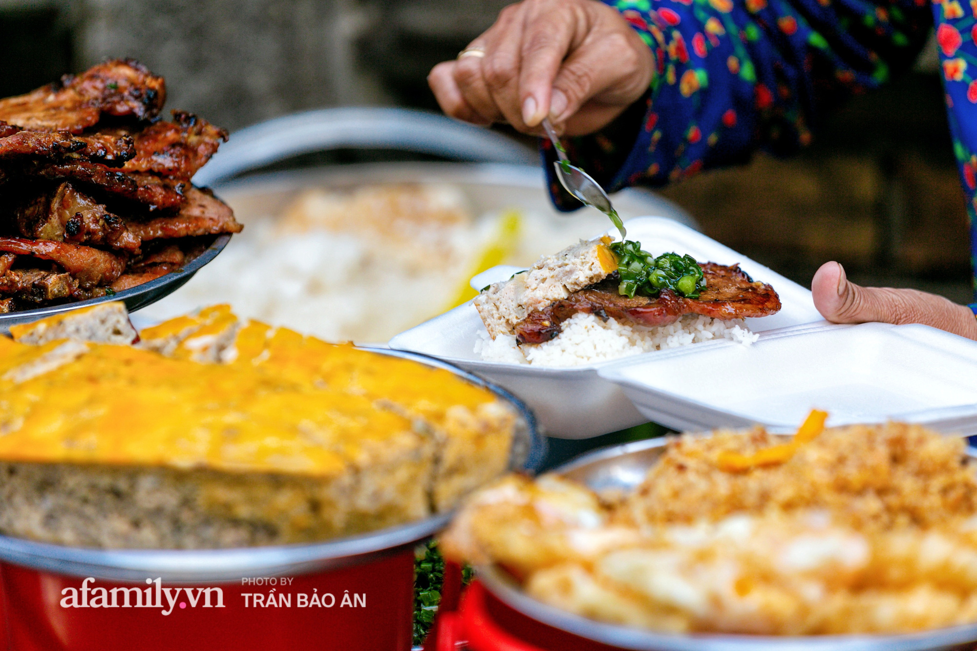 Hàng cơm tấm kê xô với mâm đồ ăn 6 món nhìn thôi đã thèm, đặc biệt chỉ kê duy nhất 1 chiếc bàn suốt 30 năm vậy mà trong 3 tiếng là hết sạch! - Ảnh 11.