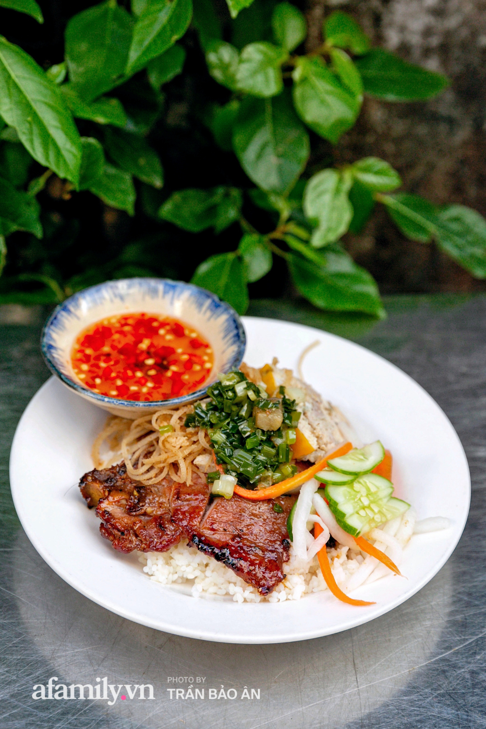 Hàng cơm tấm kê xô với mâm đồ ăn 6 món nhìn thôi đã thèm, đặc biệt chỉ kê duy nhất 1 chiếc bàn suốt 30 năm vậy mà trong 3 tiếng là hết sạch! - Ảnh 13.