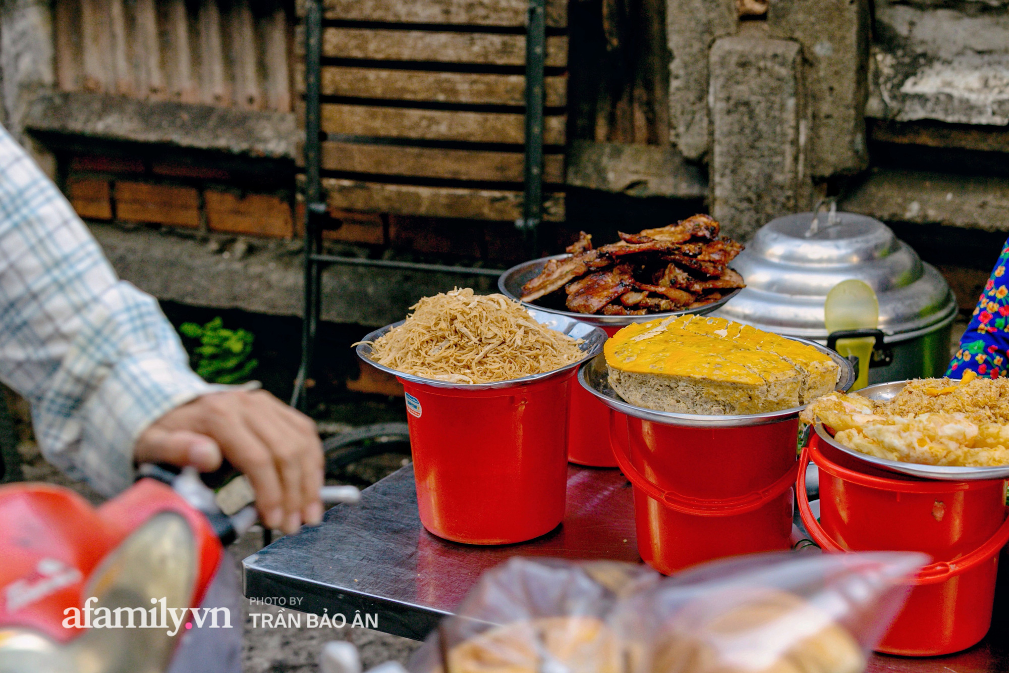 Hàng cơm tấm kê xô với mâm đồ ăn 6 món nhìn thôi đã thèm, đặc biệt chỉ kê duy nhất 1 chiếc bàn suốt 30 năm vậy mà trong 3 tiếng là hết sạch! - Ảnh 14.