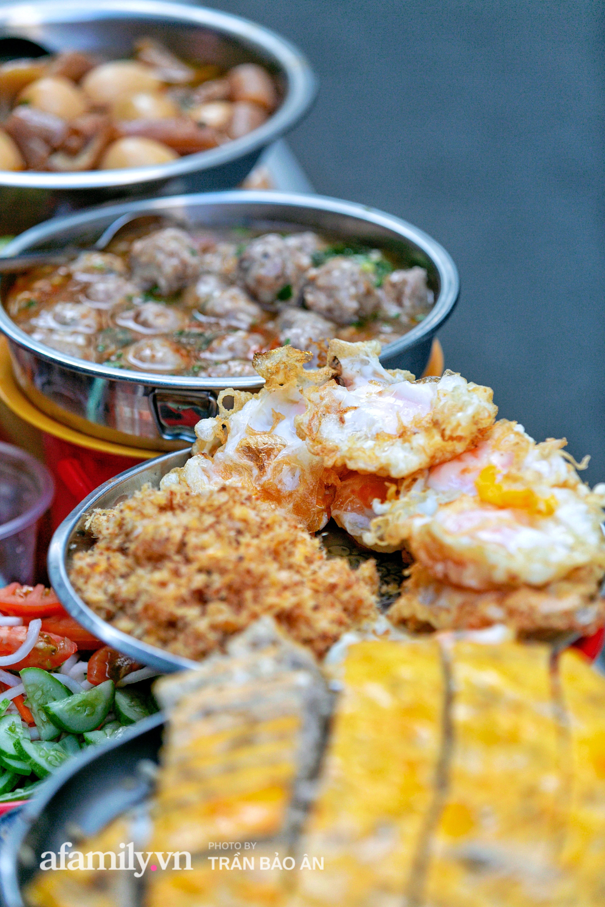 Hàng cơm tấm kê xô với mâm đồ ăn 6 món nhìn thôi đã thèm, đặc biệt chỉ kê duy nhất 1 chiếc bàn suốt 30 năm vậy mà trong 3 tiếng là hết sạch! - Ảnh 15.