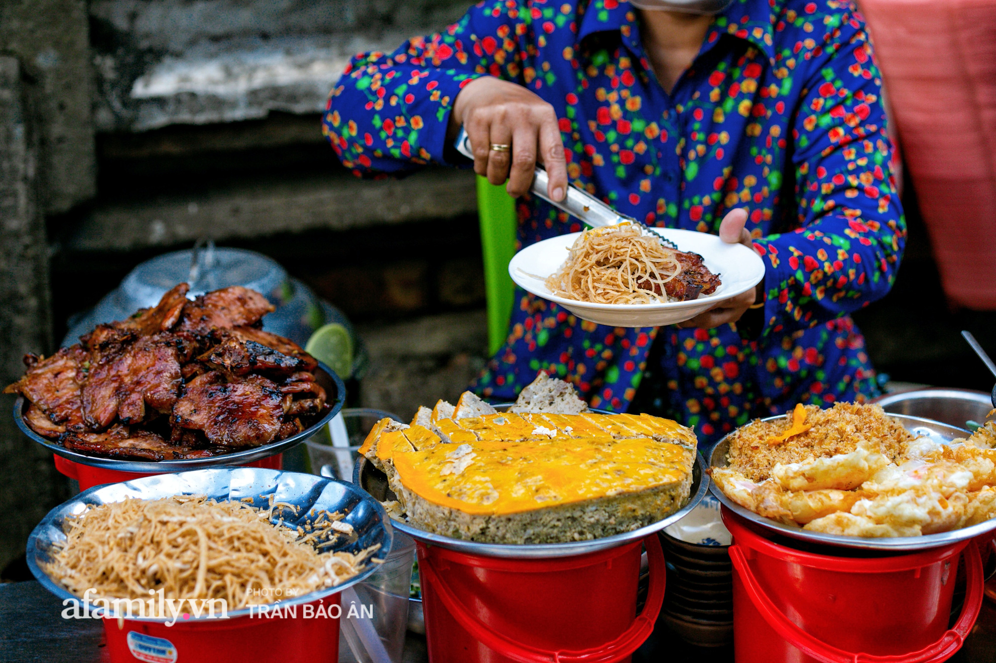 Hàng cơm tấm kê xô với mâm đồ ăn 6 món nhìn thôi đã thèm, đặc biệt chỉ kê duy nhất 1 chiếc bàn suốt 30 năm vậy mà trong 3 tiếng là hết sạch! - Ảnh 17.