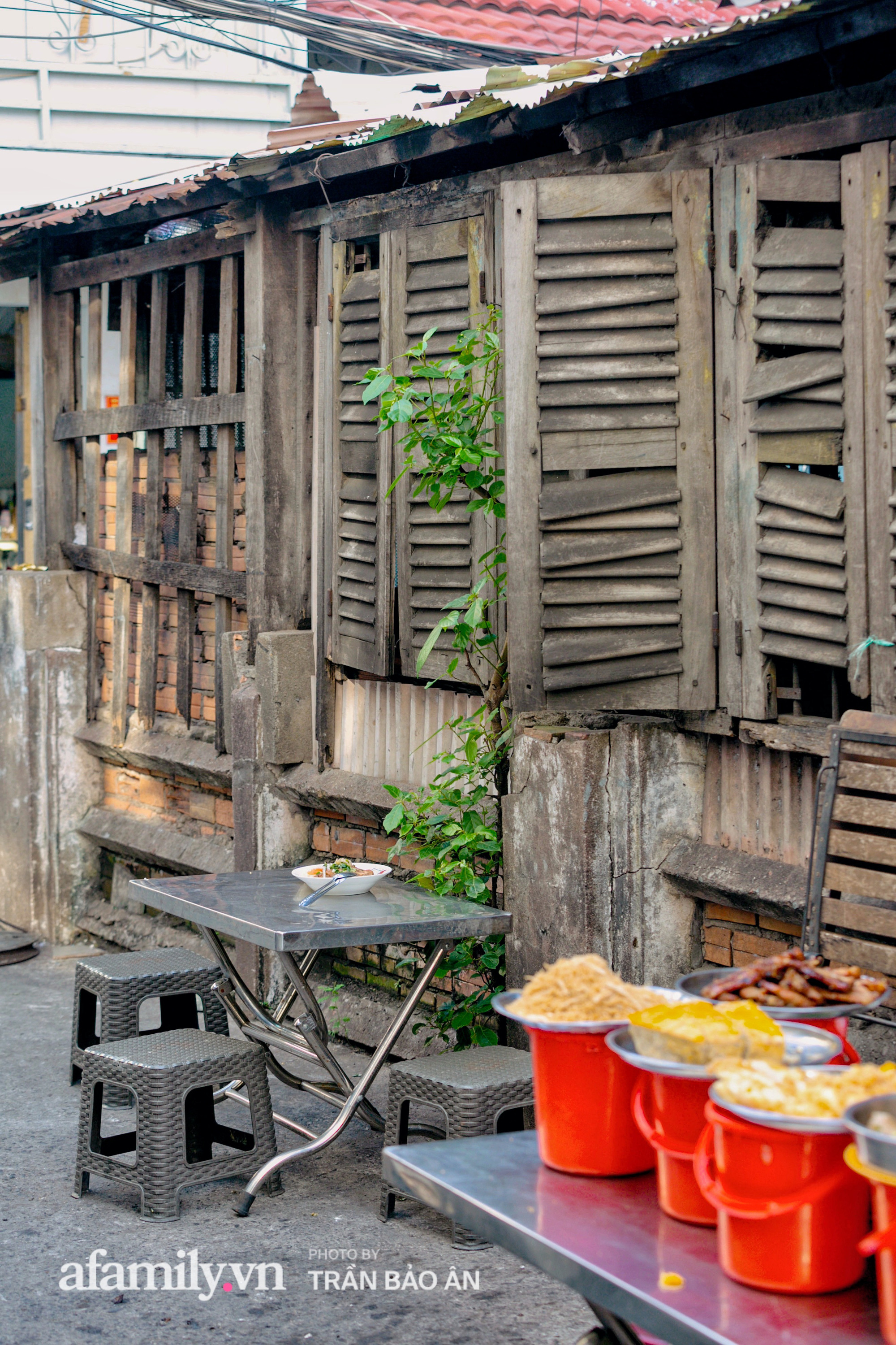 Hàng cơm tấm kê xô với mâm đồ ăn 6 món nhìn thôi đã thèm, đặc biệt chỉ kê duy nhất 1 chiếc bàn suốt 30 năm vậy mà trong 3 tiếng là hết sạch! - Ảnh 3.