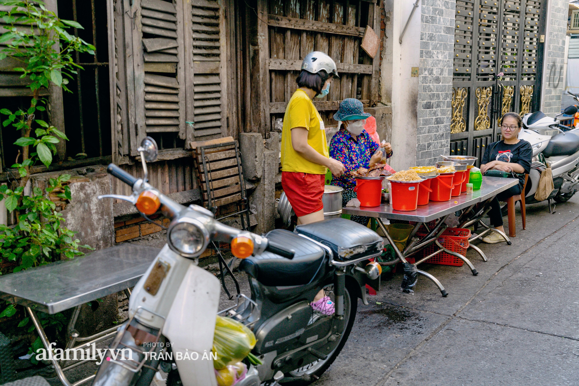 Hàng cơm tấm kê xô với mâm đồ ăn 6 món nhìn thôi đã thèm, đặc biệt chỉ kê duy nhất 1 chiếc bàn suốt 30 năm vậy mà trong 3 tiếng là hết sạch! - Ảnh 4.