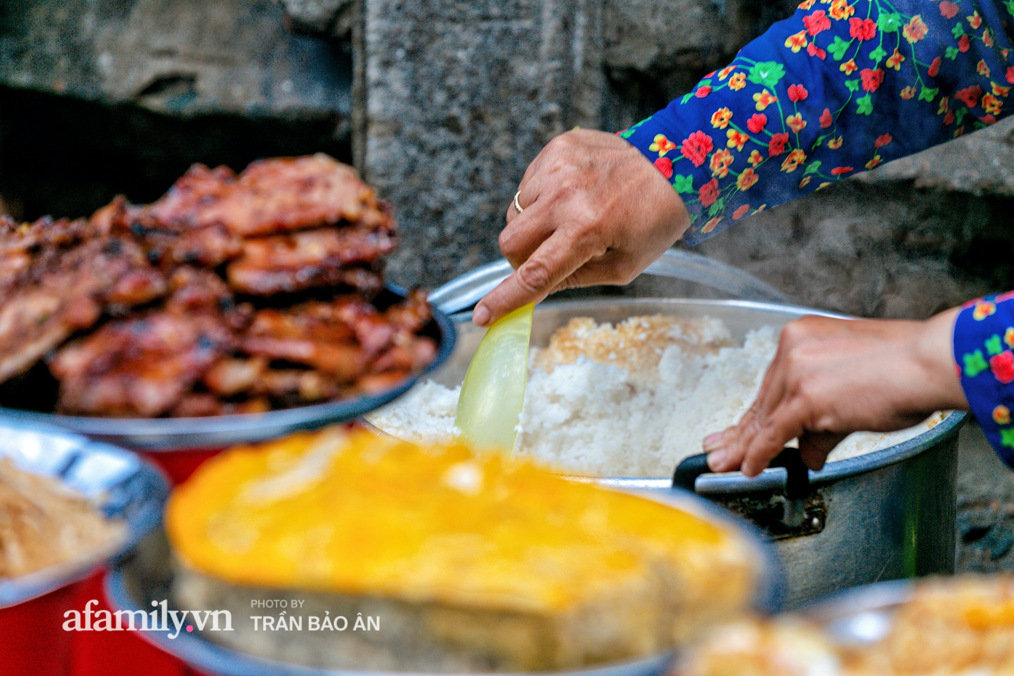 Hàng cơm tấm kê xô với mâm đồ ăn 6 món nhìn thôi đã thèm, đặc biệt chỉ kê duy nhất 1 chiếc bàn suốt 30 năm vậy mà trong 3 tiếng là hết sạch! - Ảnh 9.