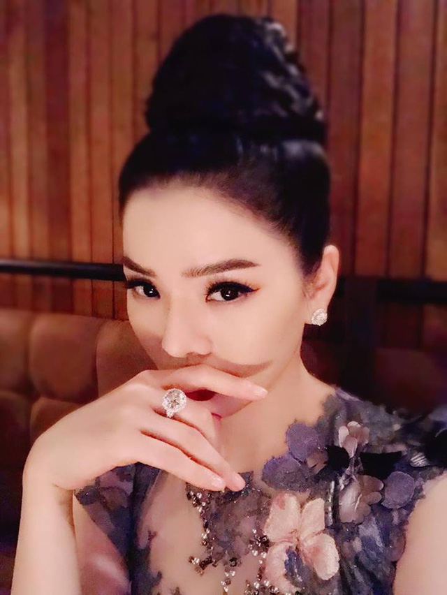 Ở tuổi 40, Lệ Quyên xứng danh đại gia ngầm của showbiz Việt: Sở hữu bất động sản dát vàng, xế hộp hạng sang, BST kim cương loá mắt, tình và tiền đều có đủ - Ảnh 10. Ở tuổi 40, Lệ Quyên xứng danh đại gia ngầm của showbiz Việt: Sở hữu bất động sản dát vàng, xế hộp hạng sang, BST kim cương loá mắt, tình và tiền đều có đủ - Ảnh 10.