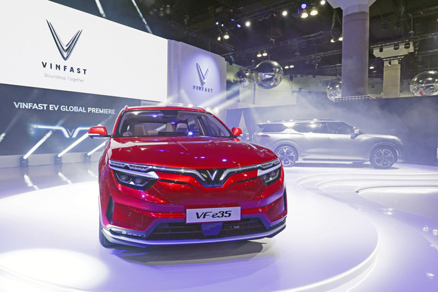 Khách tham quan và người nổi tiếng ca ngợi VinFast, MC Kỳ Duyên sẽ hủy order Tesla chờ mua xe Việt - Ảnh 1.