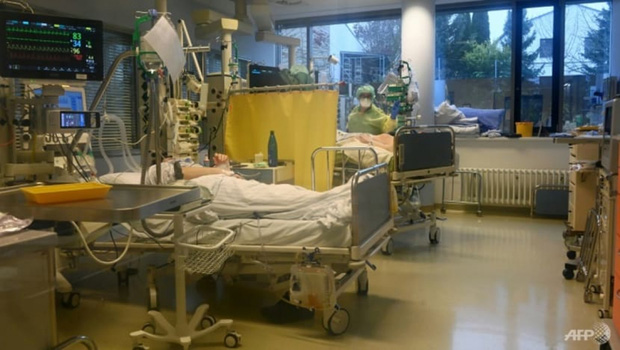  Bệnh viện quá tải, Đức phải chuyển bệnh nhân Covid-19 sang nước khác điều trị - Ảnh 1.