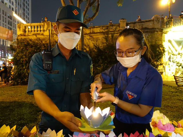  Lễ tưởng niệm đồng bào tử vong và cán bộ, chiến sĩ hy sinh do đại dịch COVID-19  - Ảnh 18.