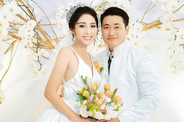 Đầm xòe đẹp màu đỏ yêu kiều như hoa hậu thu thảo