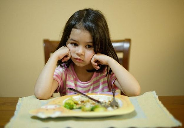 Nếu con cái có 3 thói quen này khi ăn, cha mẹ cần cảnh giác: Dấu hiệu bất ổn về tâm lý! - Ảnh 5.
