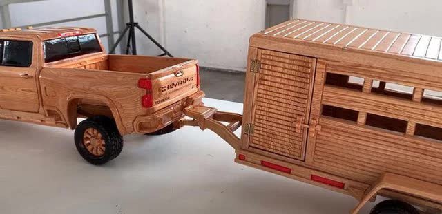 Thợ mộc Việt điêu khắc mô hình bán tải Chevrolet độc đáo - Ảnh 1.
