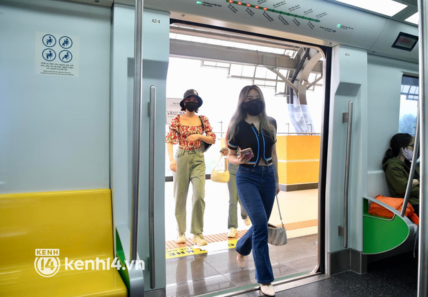  Ngày đầu tiên bán vé chính thức metro Cát Linh - Hà Đông, khá nhiều hành khách đã trải nghiệm từ sáng sớm - Ảnh 2.