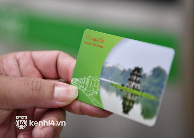  Ngày đầu tiên bán vé chính thức metro Cát Linh - Hà Đông, khá nhiều hành khách đã trải nghiệm từ sáng sớm - Ảnh 11.