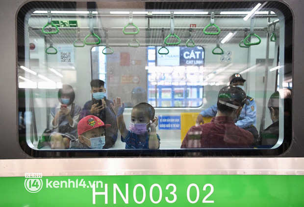  Ngày đầu tiên bán vé chính thức metro Cát Linh - Hà Đông, khá nhiều hành khách đã trải nghiệm từ sáng sớm - Ảnh 12.