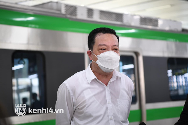  Ngày đầu tiên bán vé chính thức metro Cát Linh - Hà Đông, khá nhiều hành khách đã trải nghiệm từ sáng sớm - Ảnh 13.