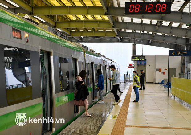  Ngày đầu tiên bán vé chính thức metro Cát Linh - Hà Đông, khá nhiều hành khách đã trải nghiệm từ sáng sớm - Ảnh 15.