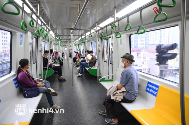  Ngày đầu tiên bán vé chính thức metro Cát Linh - Hà Đông, khá nhiều hành khách đã trải nghiệm từ sáng sớm - Ảnh 3.