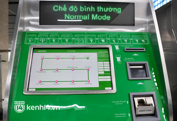  Ngày đầu tiên bán vé chính thức metro Cát Linh - Hà Đông, khá nhiều hành khách đã trải nghiệm từ sáng sớm - Ảnh 7.