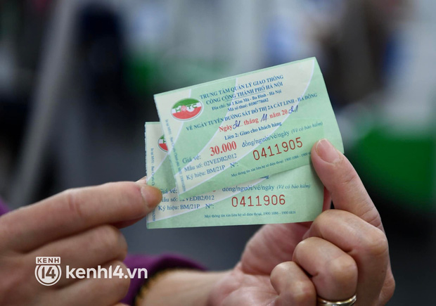  Ngày đầu tiên bán vé chính thức metro Cát Linh - Hà Đông, khá nhiều hành khách đã trải nghiệm từ sáng sớm - Ảnh 10.