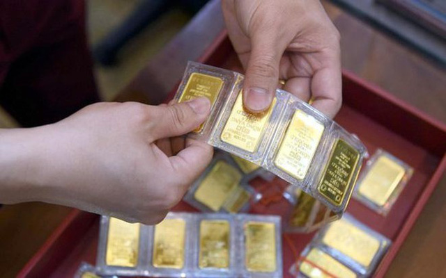  Giá vàng khó lường, mang 1 tỷ đi mua vàng bất chấp, một tuần mất bay cục tiền  - Ảnh 1.