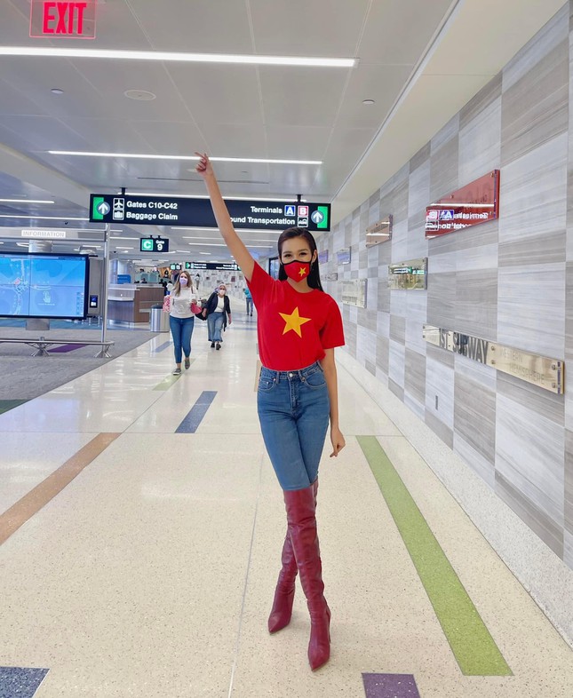 Đỗ Thị Hà diện áo cờ đỏ sao vàng
Áo cờ đỏ sao vàng của Đỗ Thị Hà khiến cô trở thành người được yêu thích và kính trọng trong giới trẻ Việt Nam. Bên cạnh đó, cô cũng trở thành một gương mặt tiêu biểu cho việc giới thiệu văn hóa Việt Nam trên trang phục cá nhân.