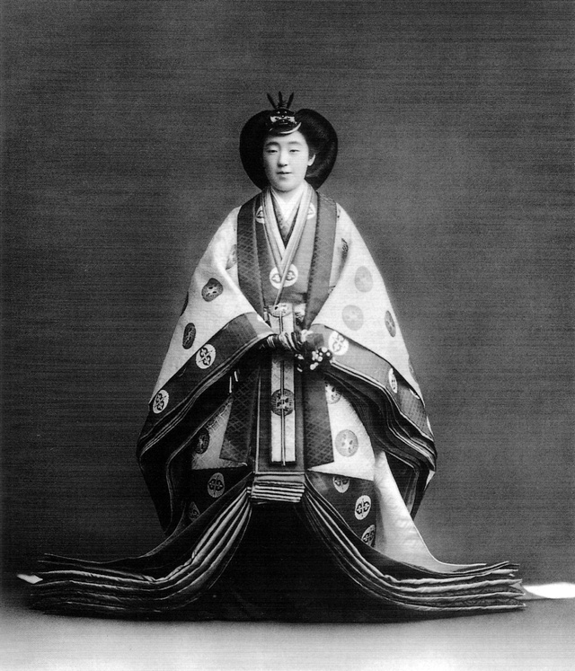 Hoàng hậu nổi tiếng nhất Nhật Bản: Người mẹ chồng cay nghiệt khiến con dâu mất giọng nói hóa ra là quốc mẫu được dân chúng sùng bái - Ảnh 15.