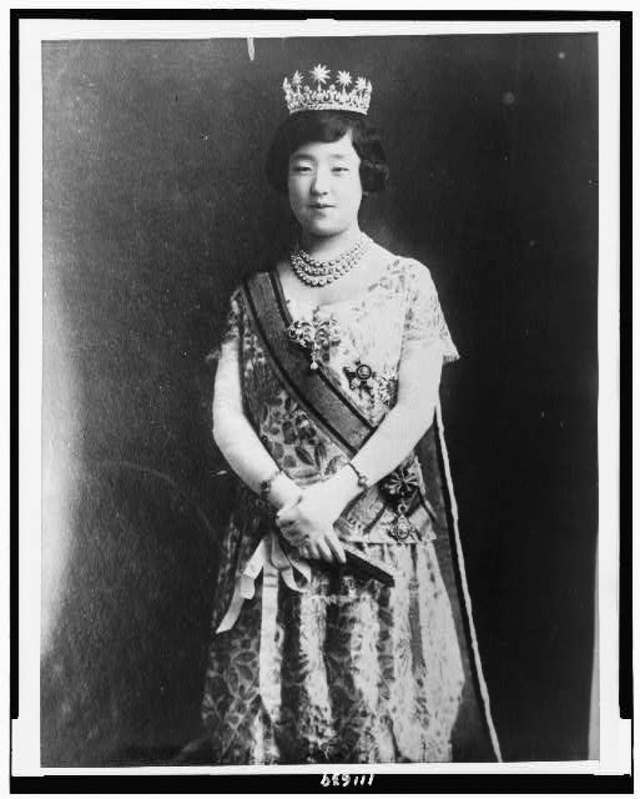 Hoàng hậu nổi tiếng nhất Nhật Bản: Người mẹ chồng cay nghiệt khiến con dâu mất giọng nói hóa ra là quốc mẫu được dân chúng sùng bái - Ảnh 16.