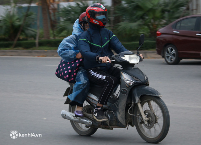  Hà Nội: Không khí lạnh bao trùm sáng đầu tuần, người dân phải mặc thêm áo mưa chống rét dù trời tạnh ráo  - Ảnh 4.