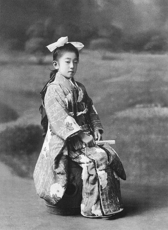 Hoàng hậu nổi tiếng nhất Nhật Bản: Người mẹ chồng cay nghiệt khiến con dâu mất giọng nói hóa ra là quốc mẫu được dân chúng sùng bái - Ảnh 5.