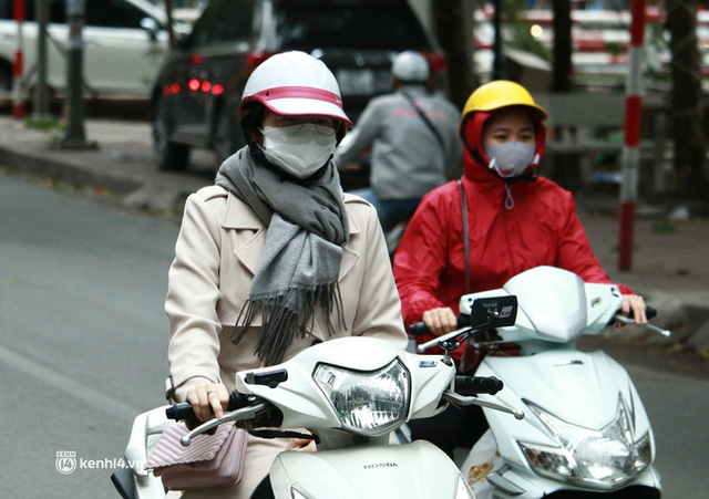 Hà Nội: Không khí lạnh bao trùm sáng đầu tuần, người dân phải mặc thêm áo mưa chống rét dù trời tạnh ráo - Ảnh 7. Hà Nội: Không khí lạnh bao trùm sáng đầu tuần, người dân phải mặc thêm áo mưa chống rét dù trời tạnh ráo - Ảnh 7.