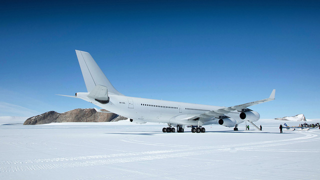 Lần đầu tiên trong lịch sử, một chiếc Airbus A340 hạ cánh xuống Nam Cực - Ảnh 4. Lần đầu tiên trong lịch sử, một chiếc Airbus A340 hạ cánh xuống Nam Cực - Ảnh 4.