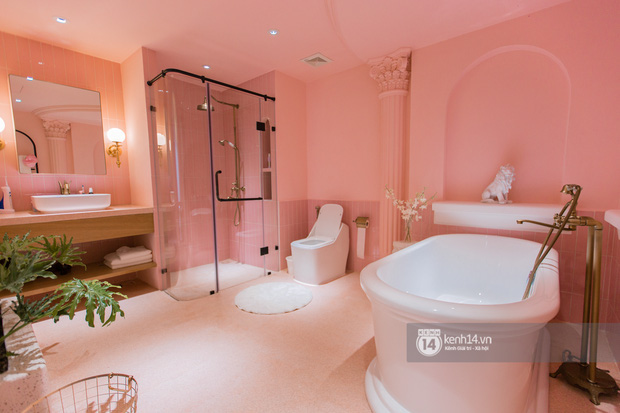  Phòng tắm nhà người nổi tiếng sang chảnh cỡ nào: Hương Giang chuộng thiết kế hoàng gia, Quỳnh Anh Shyn phối màu với cảm hứng từ Hy Lạp - Ảnh 2.