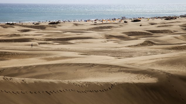 Nạn quan hệ trên cát đang giết dần giết mòn hòn đảo đẹp bậc nhất châu Âu với những hình ảnh chướng mắt - Ảnh 1.