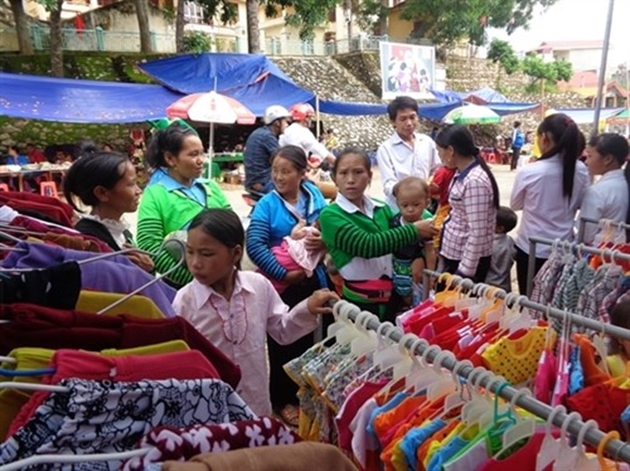 Hàng loạt cặp vợ chồng người HMông trắng tay vì bị gạ đầu tư tiền ảo: Chỉ cần đi bộ lên nương rẫy là có tiền - Ảnh 1.