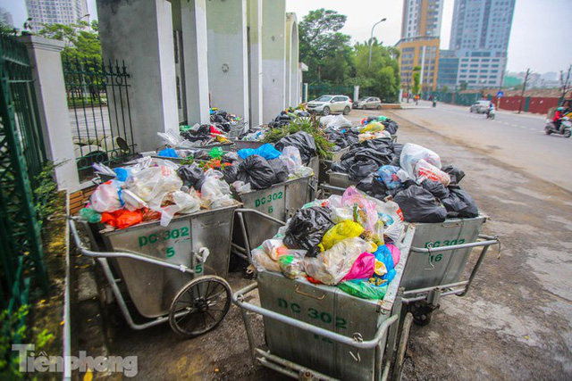  Nhiều tuyến phố Hà Nội ùn ứ, chất đầy rác thải  - Ảnh 12.