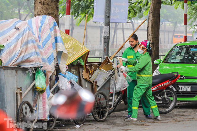  Nhiều tuyến phố Hà Nội ùn ứ, chất đầy rác thải  - Ảnh 5.