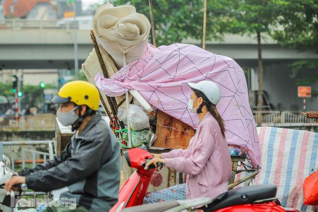  Nhiều tuyến phố Hà Nội ùn ứ, chất đầy rác thải  - Ảnh 8.