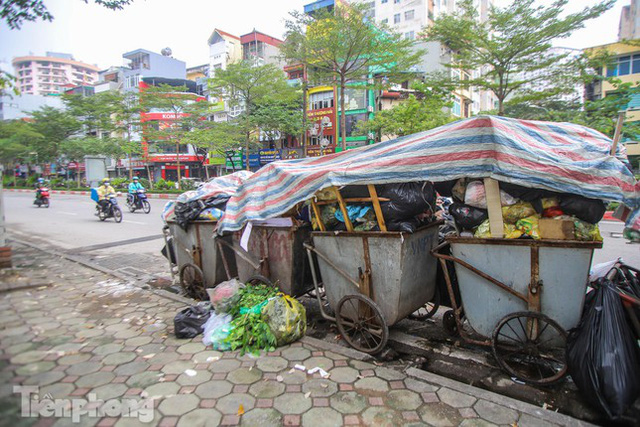  Nhiều tuyến phố Hà Nội ùn ứ, chất đầy rác thải  - Ảnh 9.