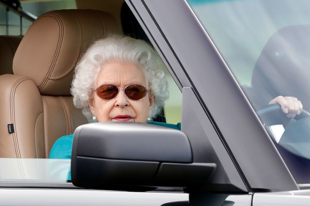 Đã 95 tuổi nhưng Nữ hoàng Anh vẫn khiến giới chơi xe nể phục: Rolls-Royce, Bentley có đủ nhưng hơn 30 chiếc Jaguar, Land Rover mới gây chú ý - Ảnh 6.