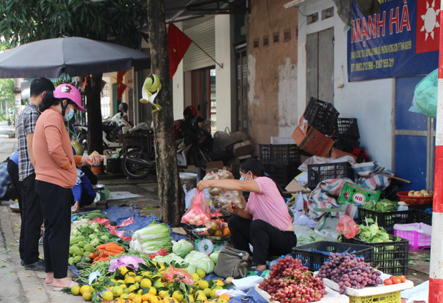 Người dân đổ xô đi mua lương thực dự trữ, Thái Nguyên cam kết đủ nguồn cung - Ảnh 1.