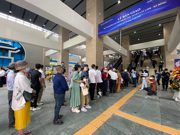  Cộng đồng mạng háo hức check in, khoe cận cảnh từng chi tiết trên tuyến tàu Cát Linh - Hà Đông - Ảnh 2.