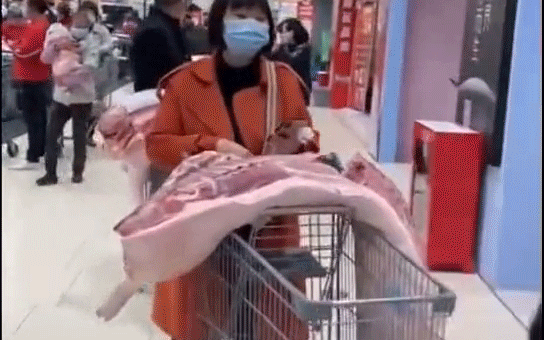 Khi người Trung Quốc đi mua thịt lợn: Xếp hàng dài trong siêu thị, xe đẩy chất đầy trông hoa cả mắt - Ảnh 2.