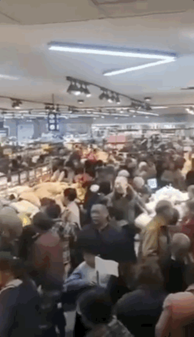 Clip gây sốc: Nhiều người Trung Quốc ngất xỉu - đánh nhau vì chen lấn khi đi siêu thị, nguyên nhân liên quan tới Tết Nguyên Đán 2022? - Ảnh 3.