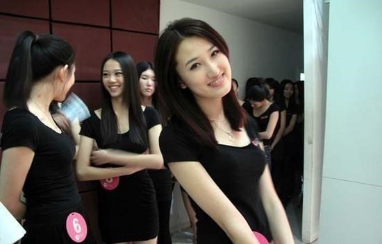 Nhà tuyển dụng hỏi: 1 con kiến có 7 chân, vậy 100 con kiến có tổng mấy chân? Tất cả đều bị loại, chỉ 1 người trúng tuyển nhờ đáp án bất ngờ - Ảnh 1.