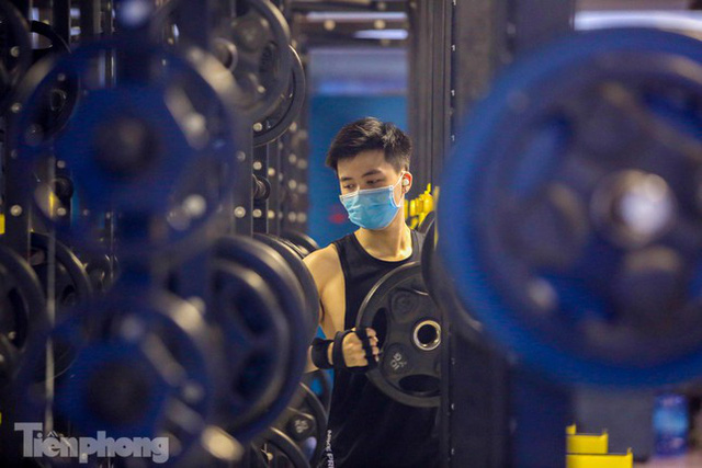  Phòng gym mở lại, người Hà Nội đeo khẩu trang luyện tập  - Ảnh 9.